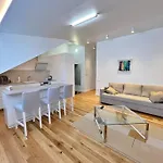 White 1 Bd Old Town By Domvia *