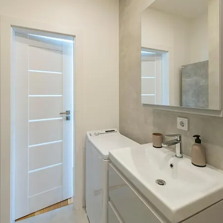 White 1 Bd Old Town By Domvia Apartman