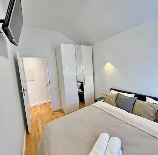 White 1 Bd Old Town By Hostlovers Kaunas